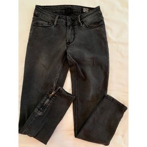 Black Low Rise Jeans With Zipper Detail